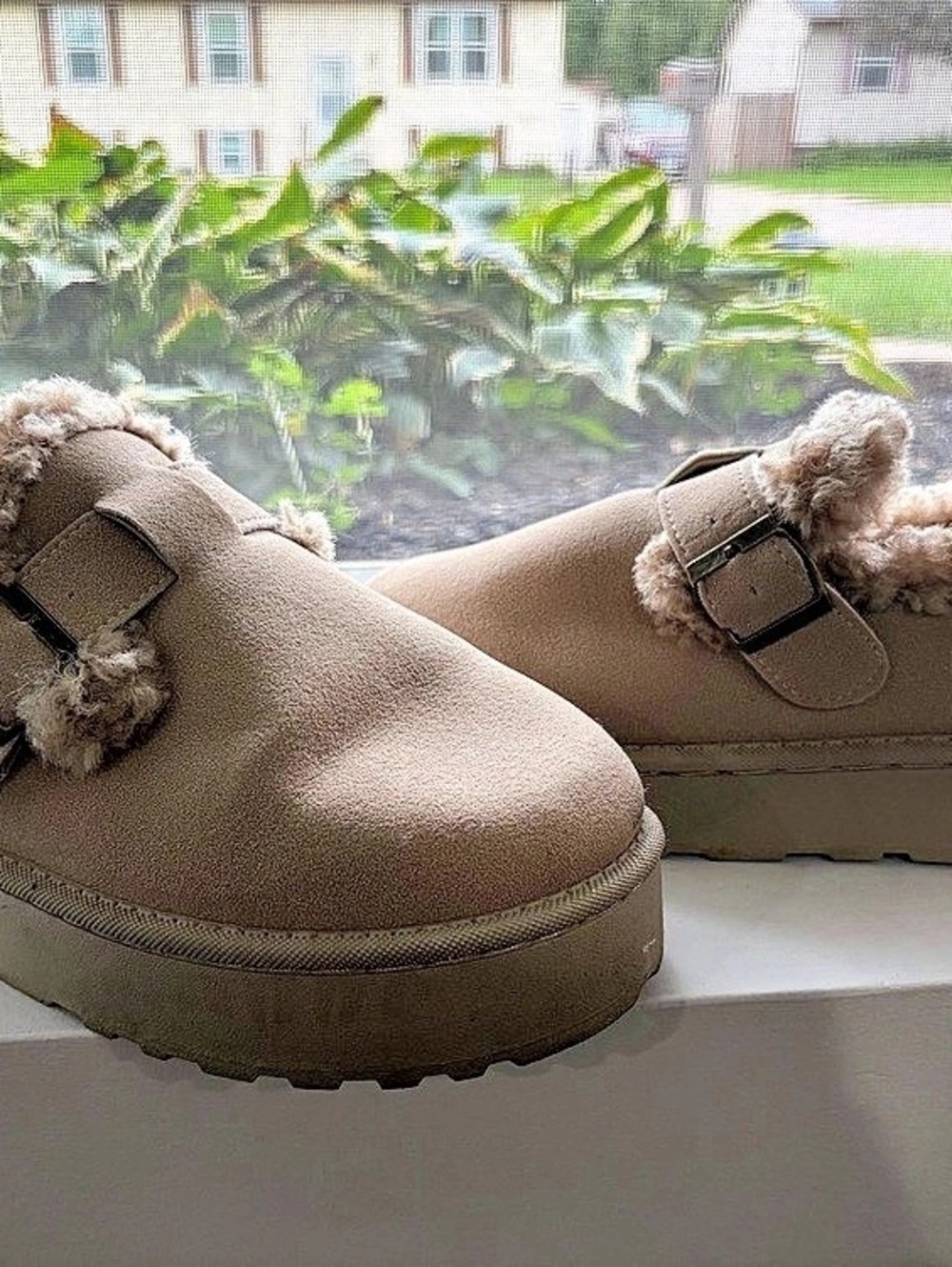 Shearling-Lined Clogs in Brown